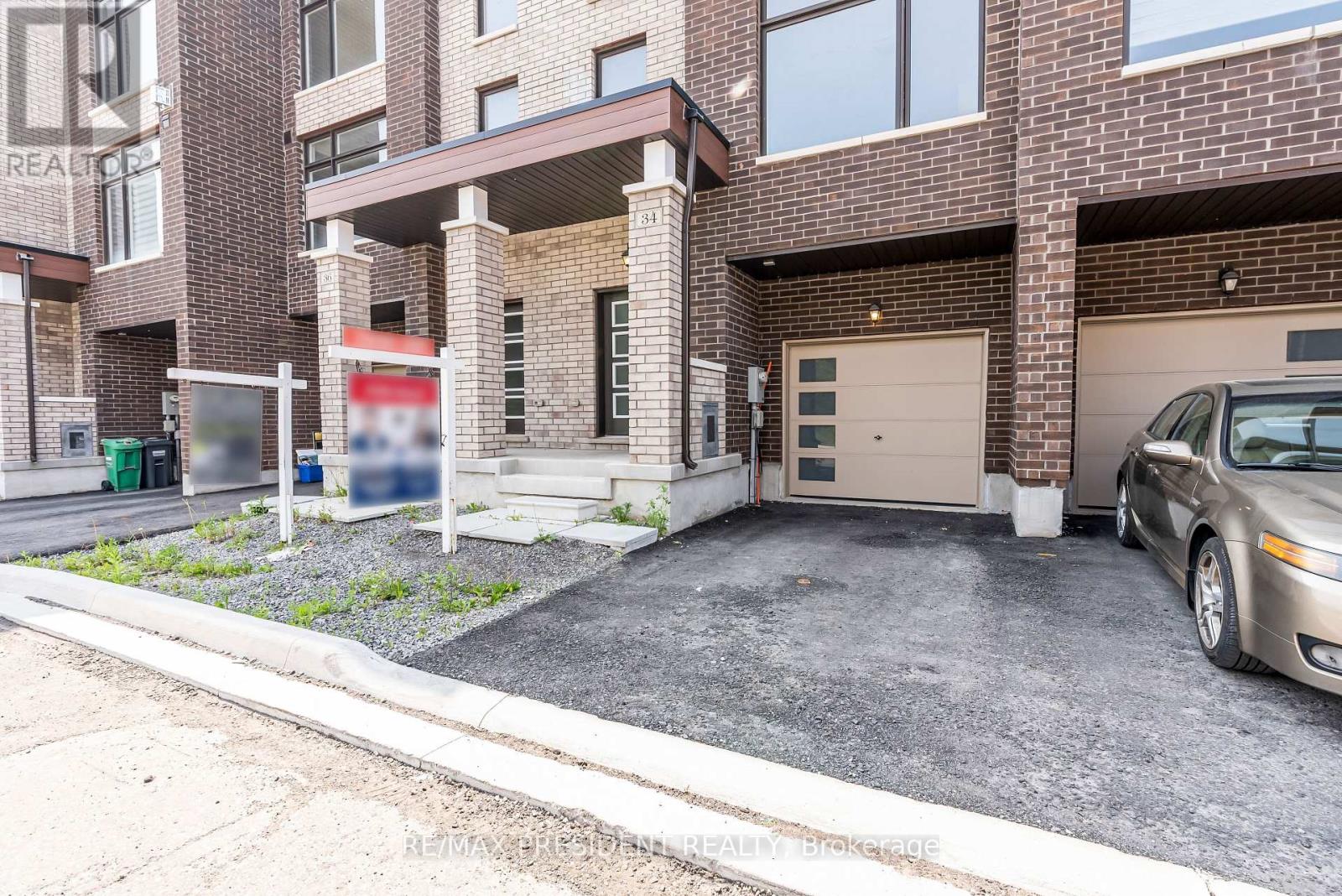 34 Queenpost Drive E, Brampton, Ontario  L6Y 6L2 - Photo 4 - W12199377