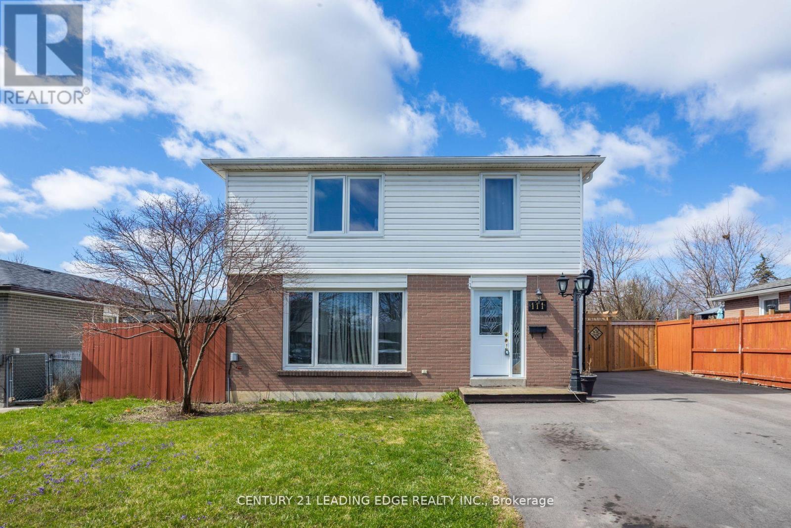 111 Folkstone Crescent, Brampton, Ontario  L6T 3M6 - Photo 2 - W12199420