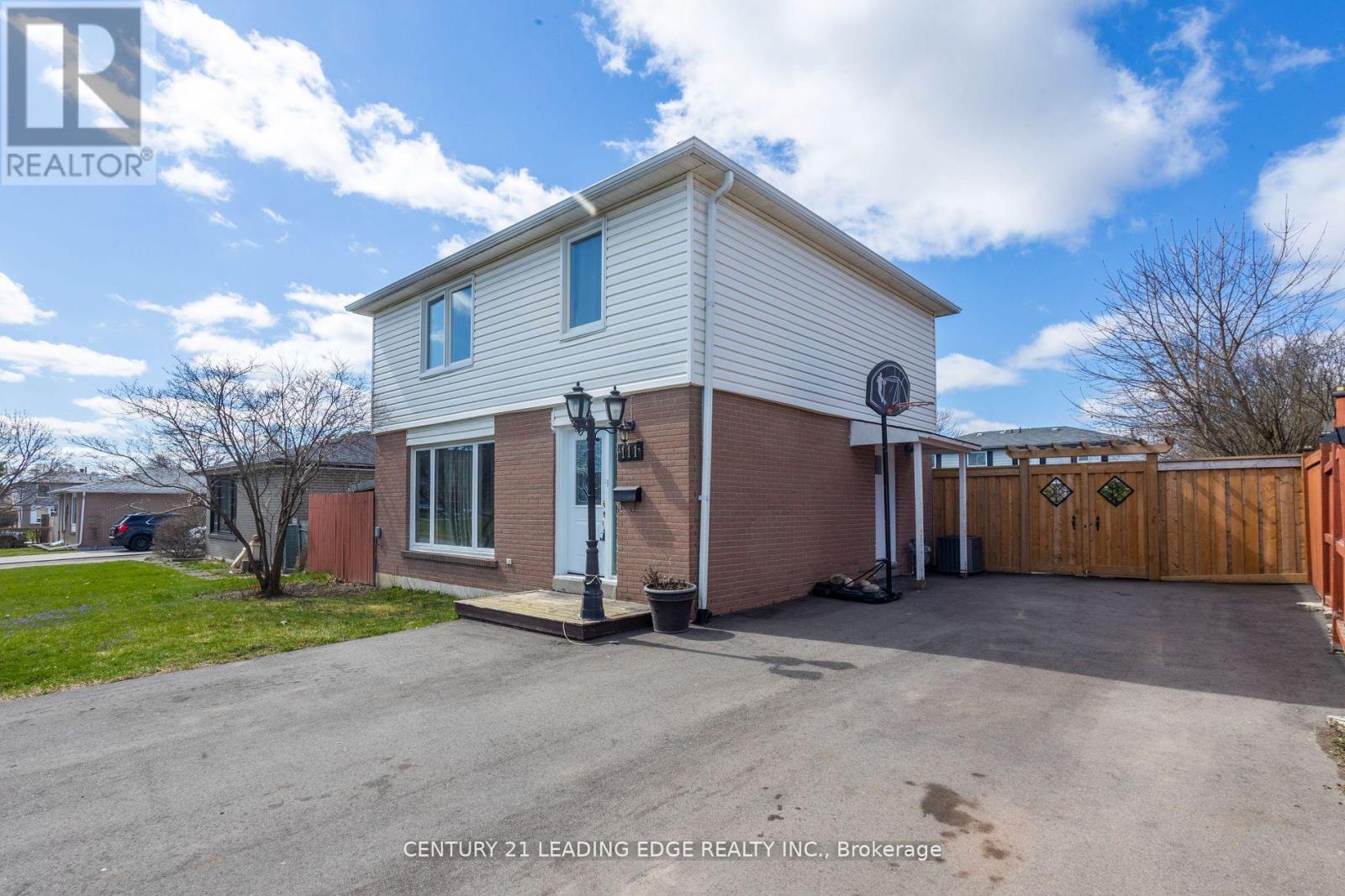 111 Folkstone Crescent, Brampton, Ontario  L6T 3M6 - Photo 3 - W12199420