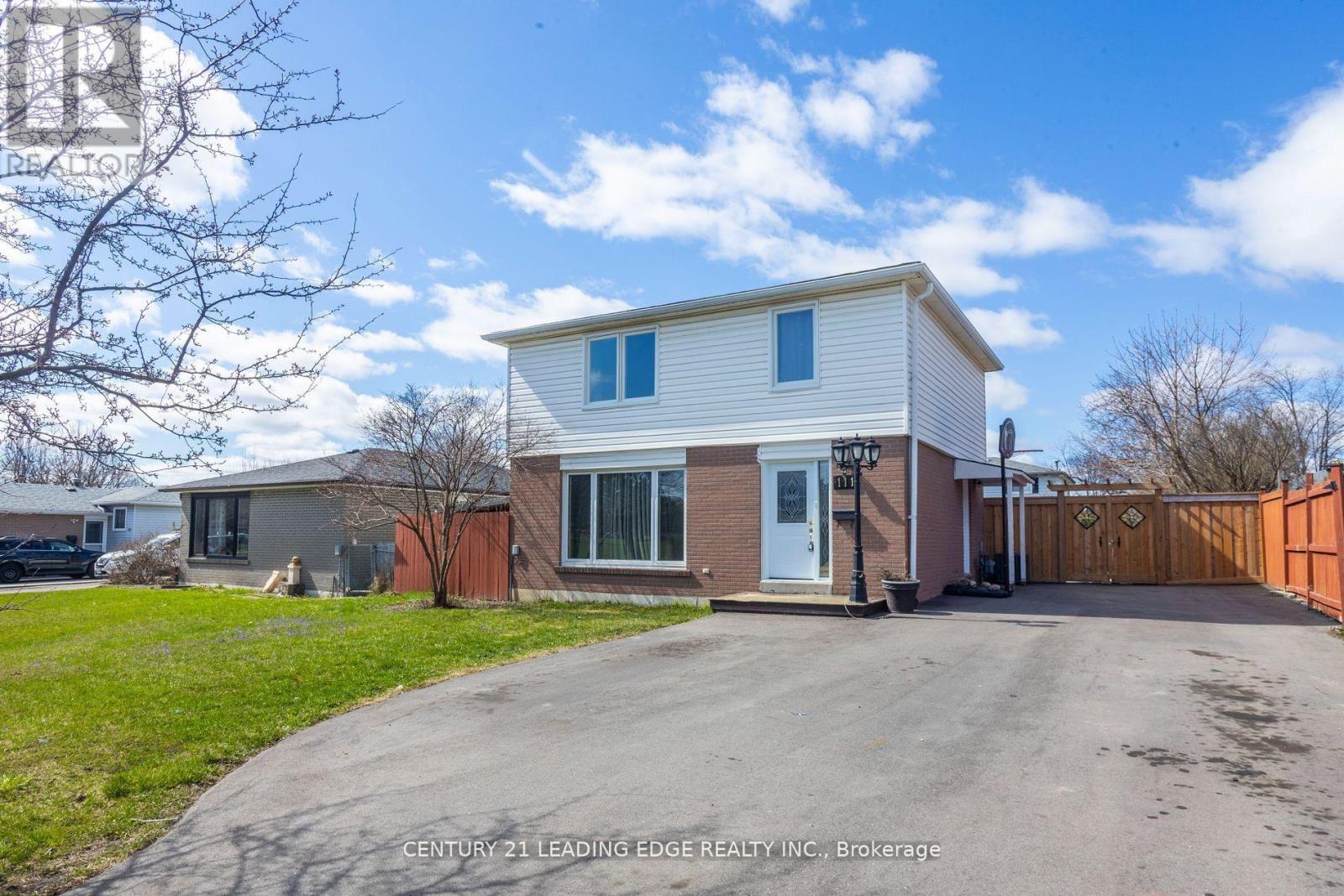 111 Folkstone Crescent, Brampton, Ontario  L6T 3M6 - Photo 4 - W12199420