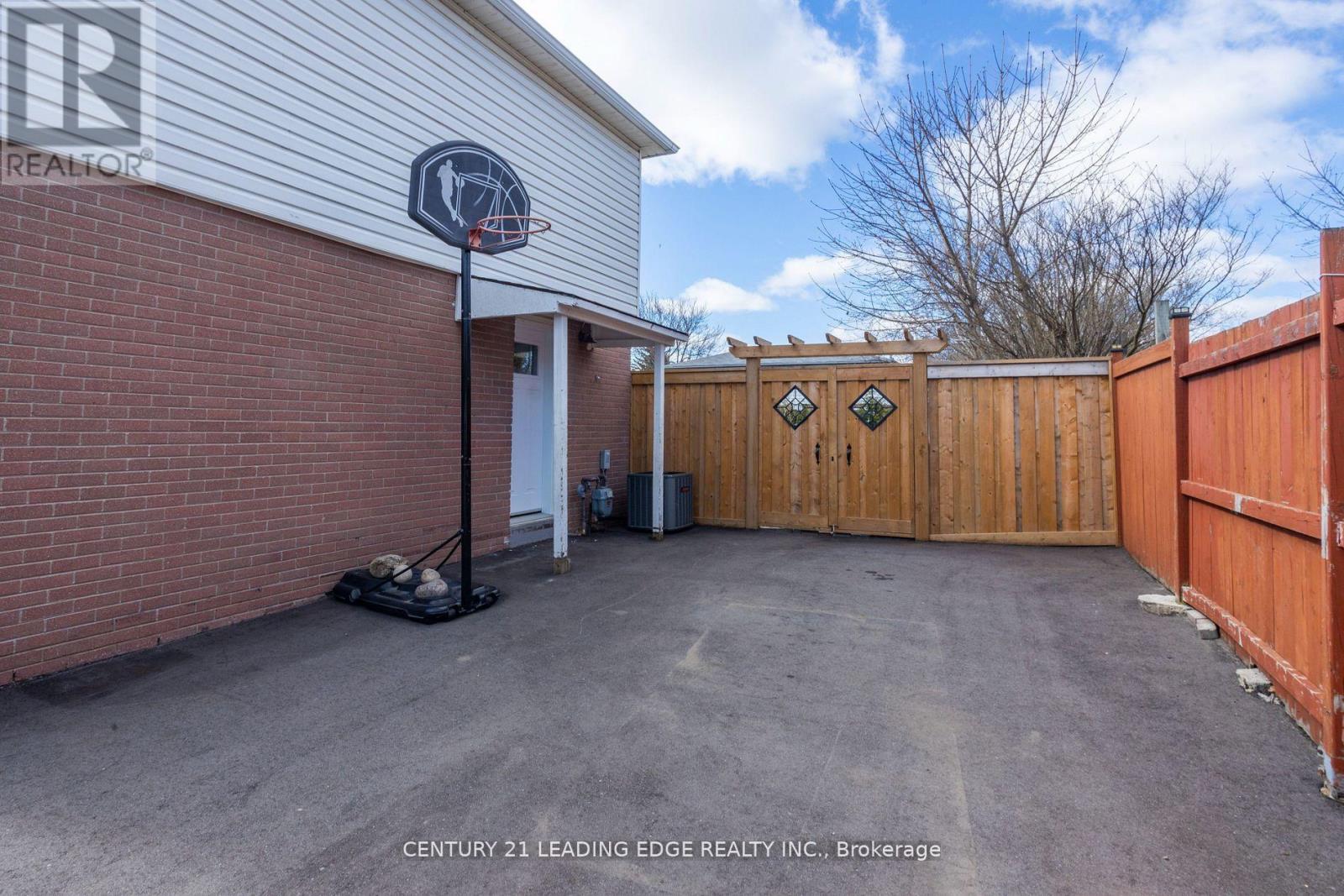 111 Folkstone Crescent, Brampton, Ontario  L6T 3M6 - Photo 5 - W12199420