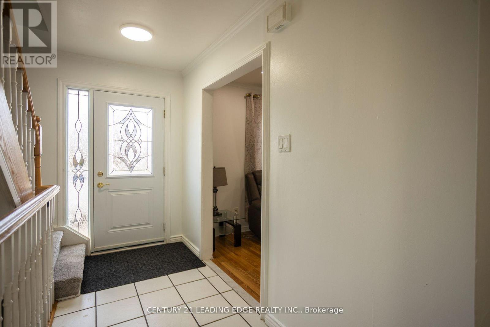 111 Folkstone Crescent, Brampton, Ontario  L6T 3M6 - Photo 7 - W12199420
