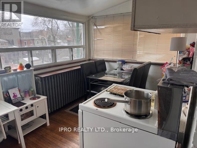 39 Humberside Avenue, Toronto, Ontario  M6P 1J6 - Photo 10 - W12199448