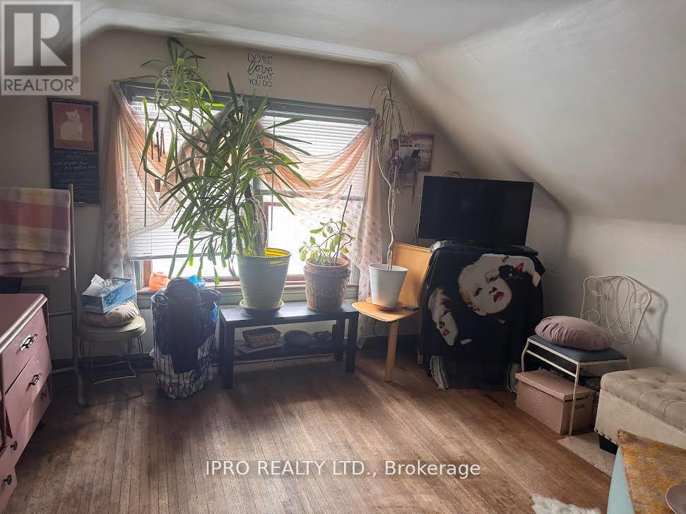 39 Humberside Avenue, Toronto, Ontario  M6P 1J6 - Photo 19 - W12199448
