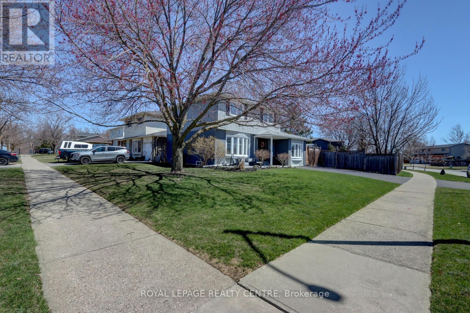 906 Cabot Trail, Milton, Ontario  L9T 3Y4 - Photo 2 - W12199499