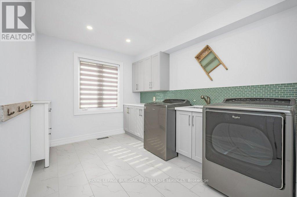 1927 Truscott Drive, Mississauga, Ontario  L5J 2A3 - Photo 13 - W12199506