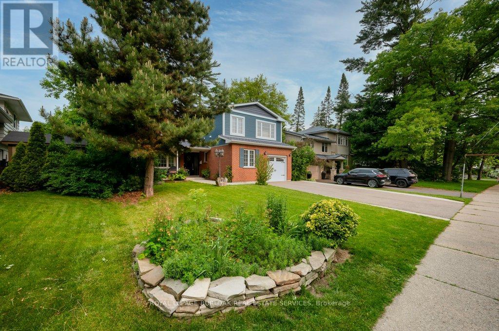 1927 Truscott Drive, Mississauga, Ontario  L5J 2A3 - Photo 3 - W12199506