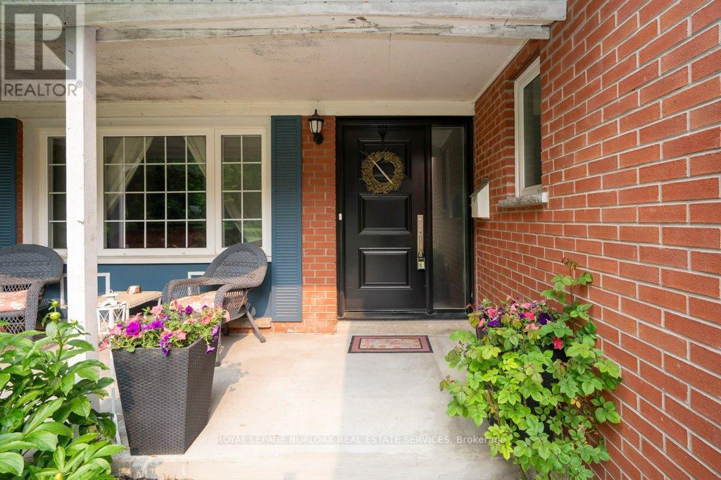 1927 Truscott Drive, Mississauga, Ontario  L5J 2A3 - Photo 4 - W12199506