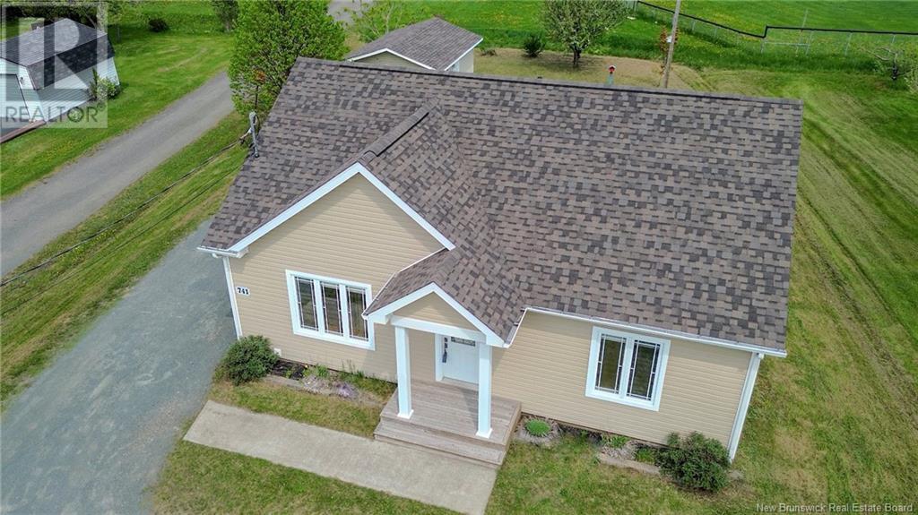 741 Principale, Beresford, New Brunswick  E8K 1W6 - Photo 3 - NB112971