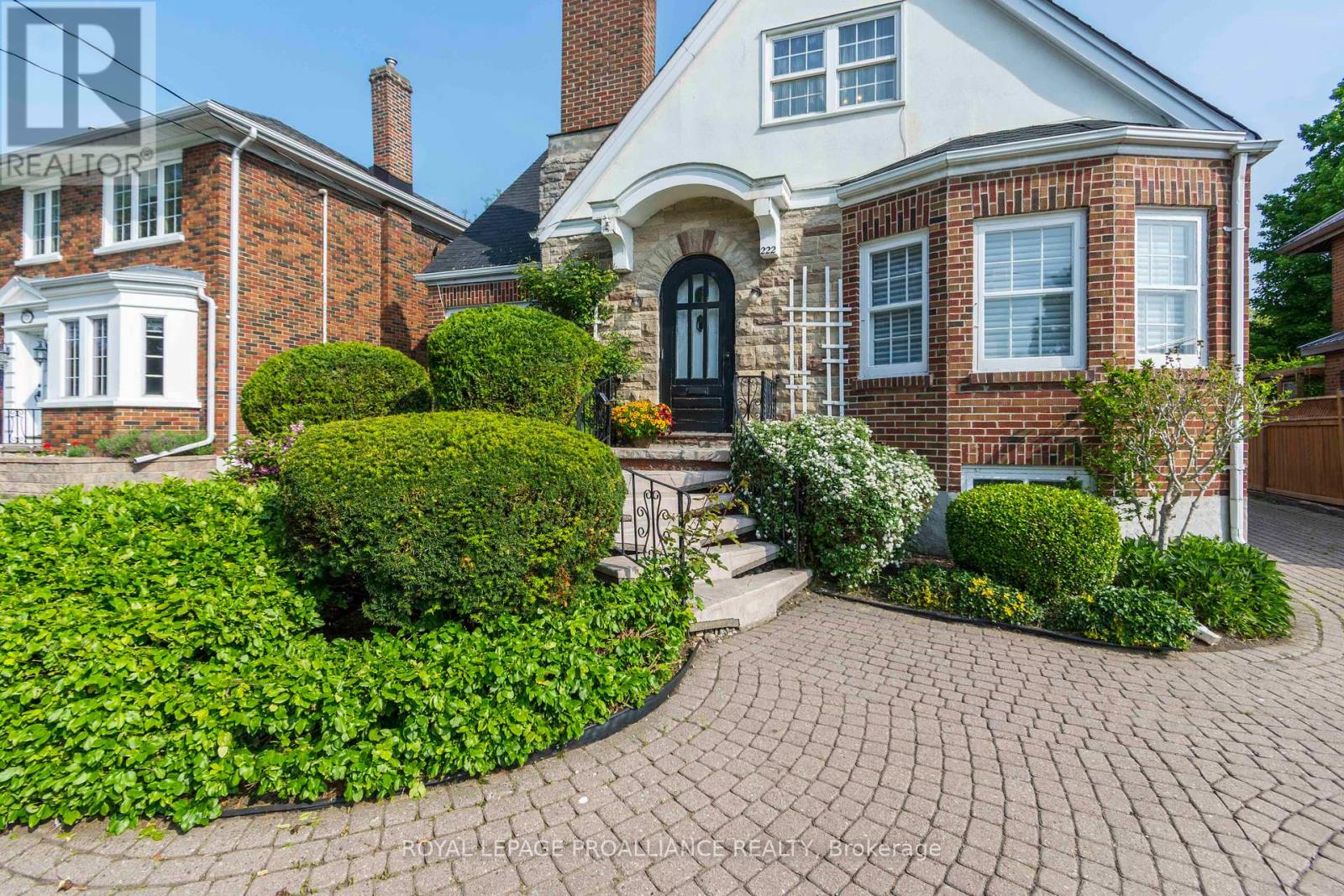 Property at 222 DUNDAS STREET W image 2