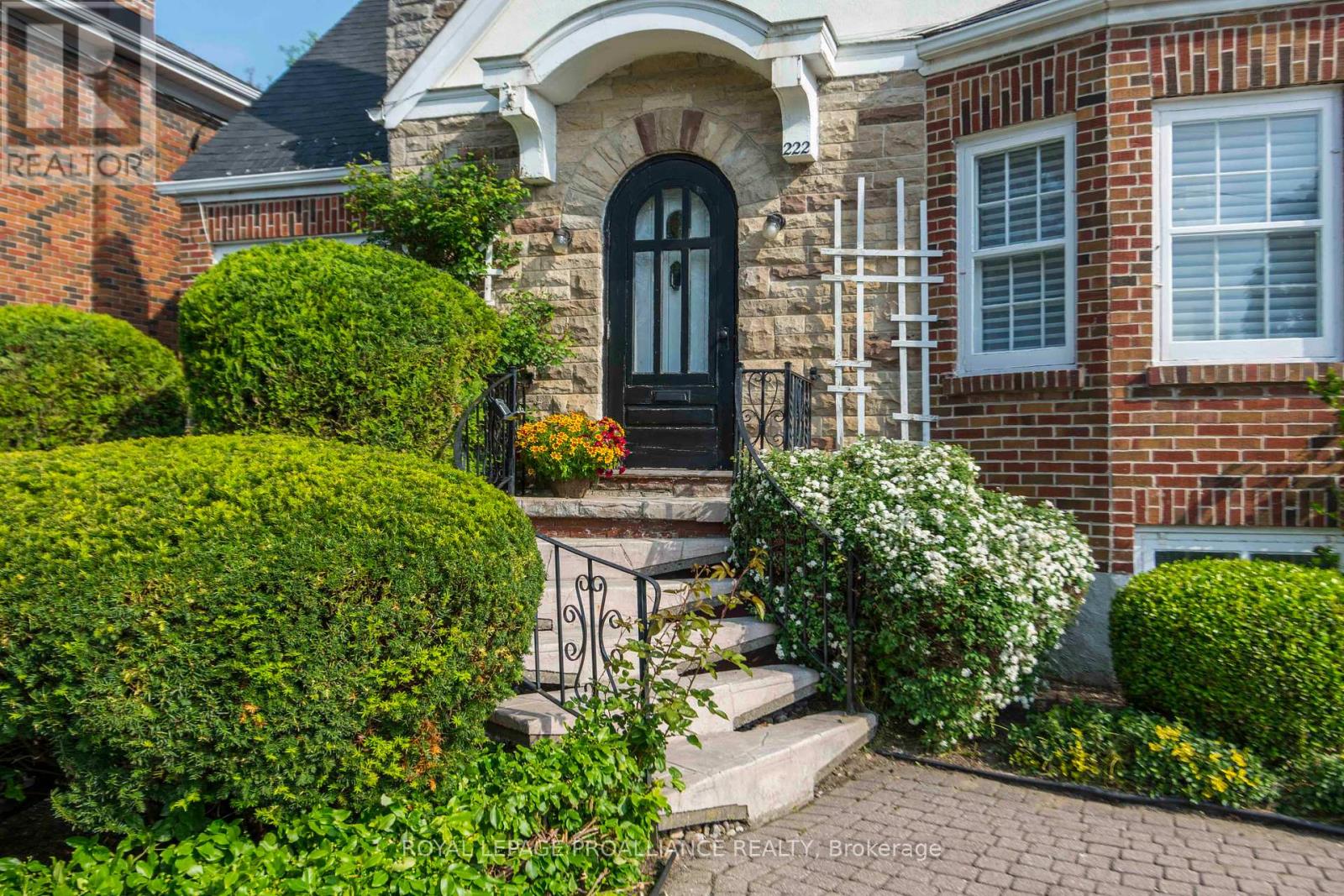 Property at 222 DUNDAS STREET W image 3