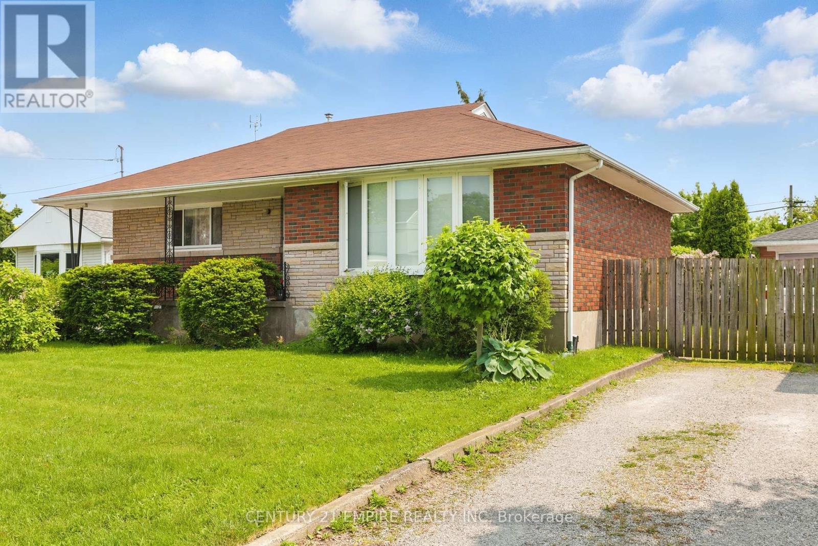 42 Bloomfield Avenue, St. Catharines, Ontario  L2P 1X3 - Photo 4 - X12199479