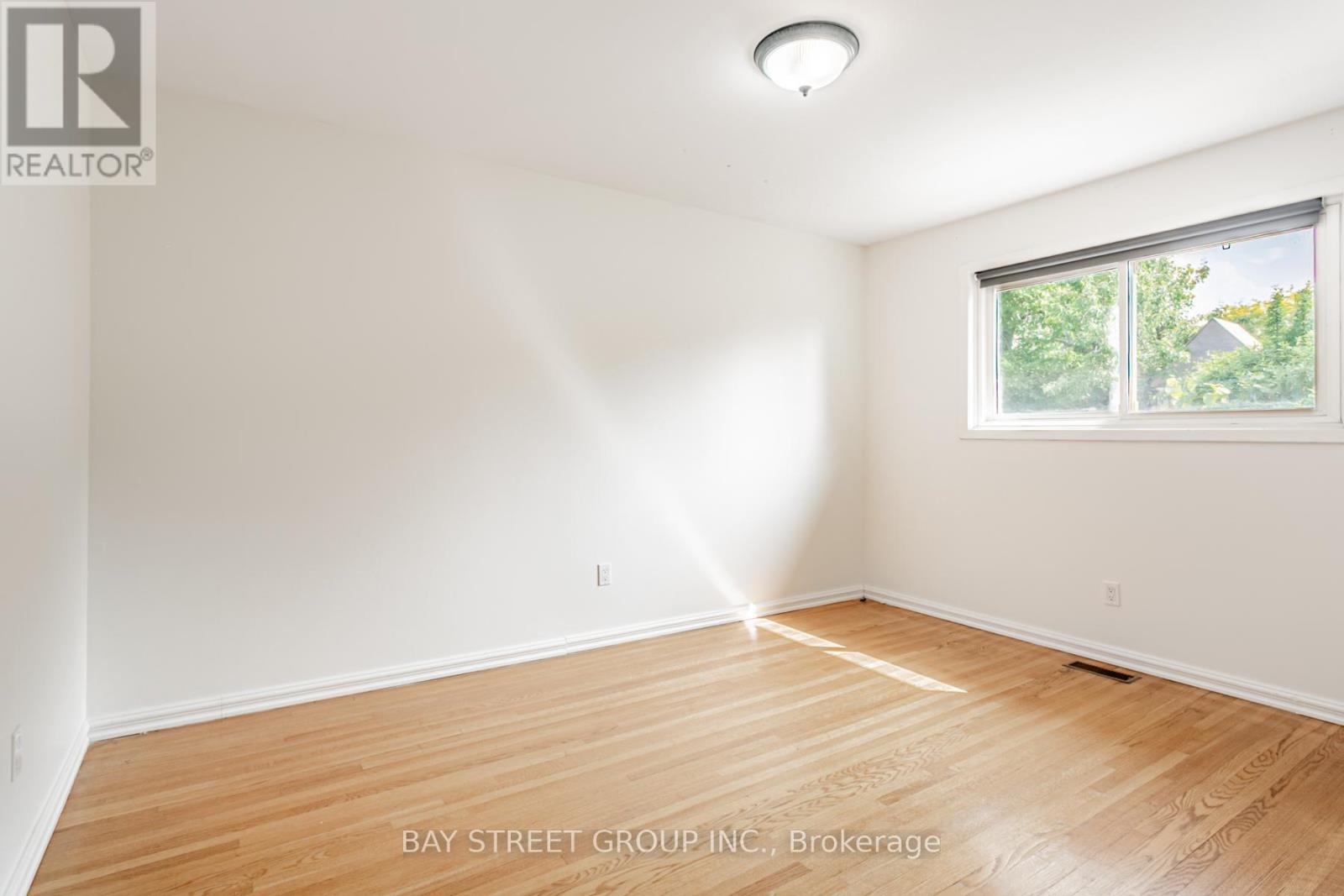 Upper - 3336 Ivernia Road, Mississauga (Applewood), Ontario  L4Y 3E8 - Photo 5 - W12199210