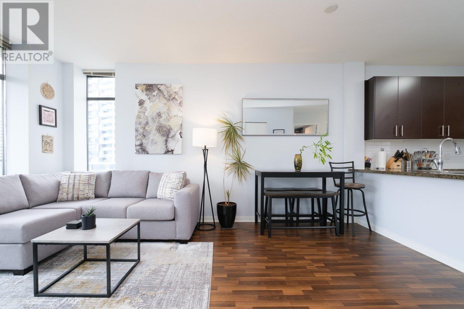 702 4250 DAWSON STREET, Burnaby, British Columbia