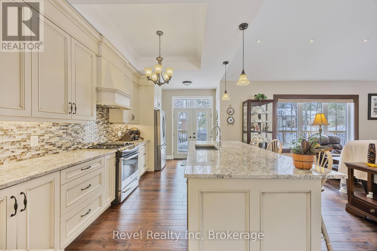 Property at 80 FOREST CIRCLE image 4