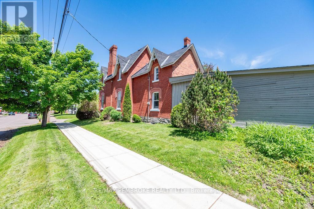 242 Supple Street, Pembroke, Ontario  K8A 3G9 - Photo 3 - X12199524