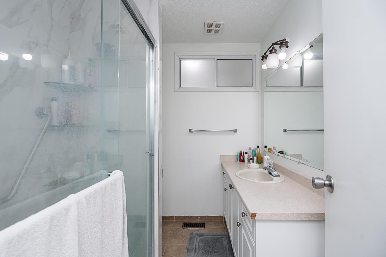 13728 Blackburn Avenue, White Rock, British Columbia  V4B 2Y8 - Photo 17 - R3011882