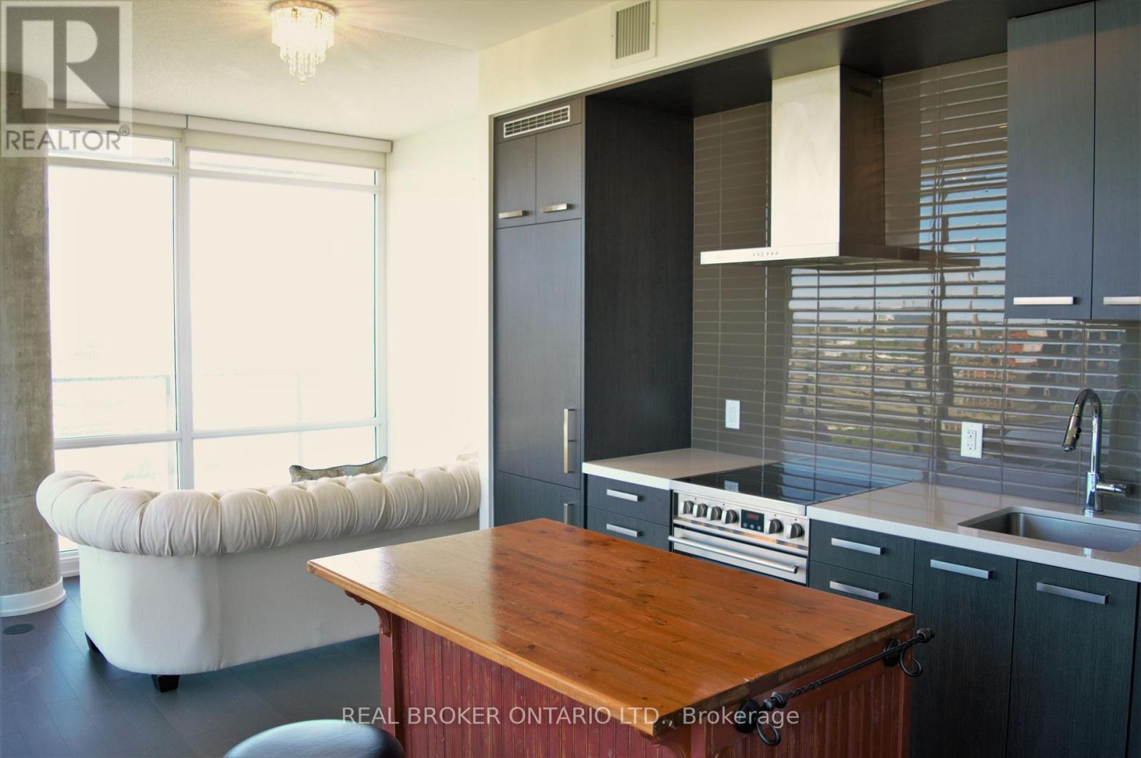 S1302 - 120 Bayview Avenue, Toronto, Ontario  M5A 0G4 - Photo 2 - C12199569