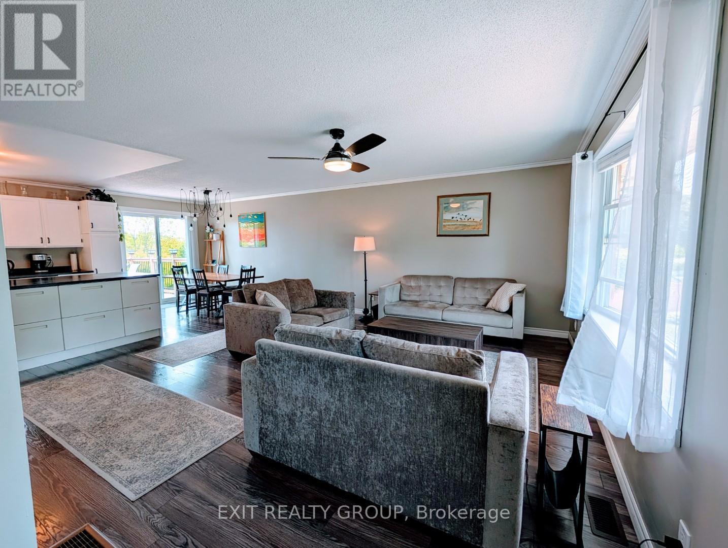 Property at 33 BLEEKER AVENUE image 3