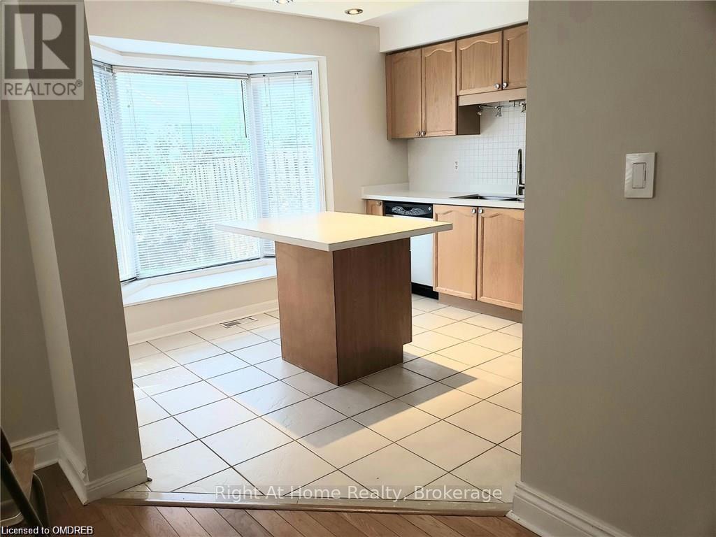 2467 Carberry Way, Oakville, Ontario  L6M 4S5 - Photo 5 - W12199618