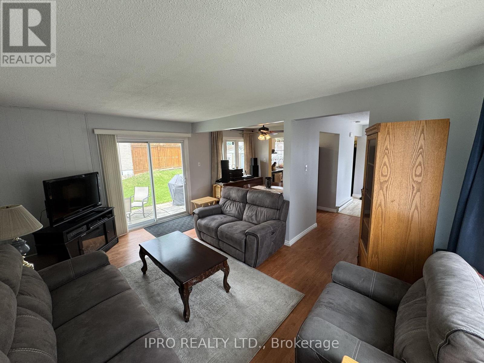 4 Hardcastle Court, Brampton, Ontario  L6S 2A9 - Photo 7 - W12191360