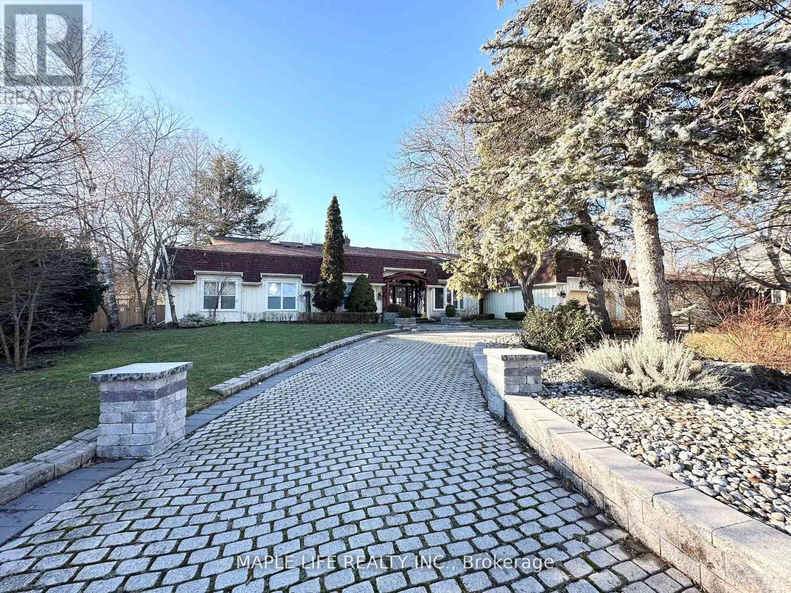 16 Brian Cliff Drive, Toronto, Ontario  M3B 2G2 - Photo 2 - C12199204