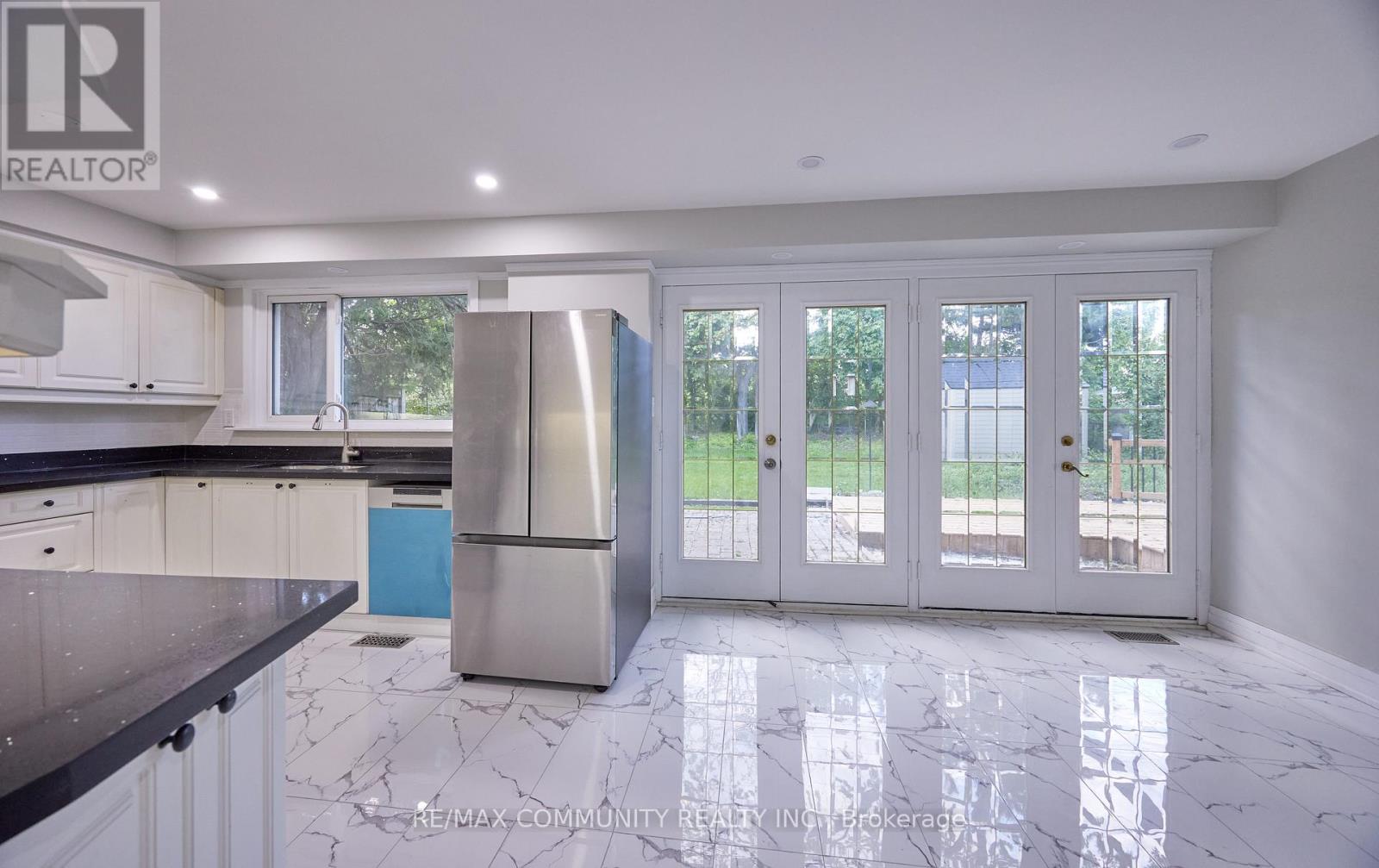 71 Willowridge Road, Toronto (Willowridge-Martingrove-Richview), Ontario  M9R 3Z2 - Photo 11 - W12153512