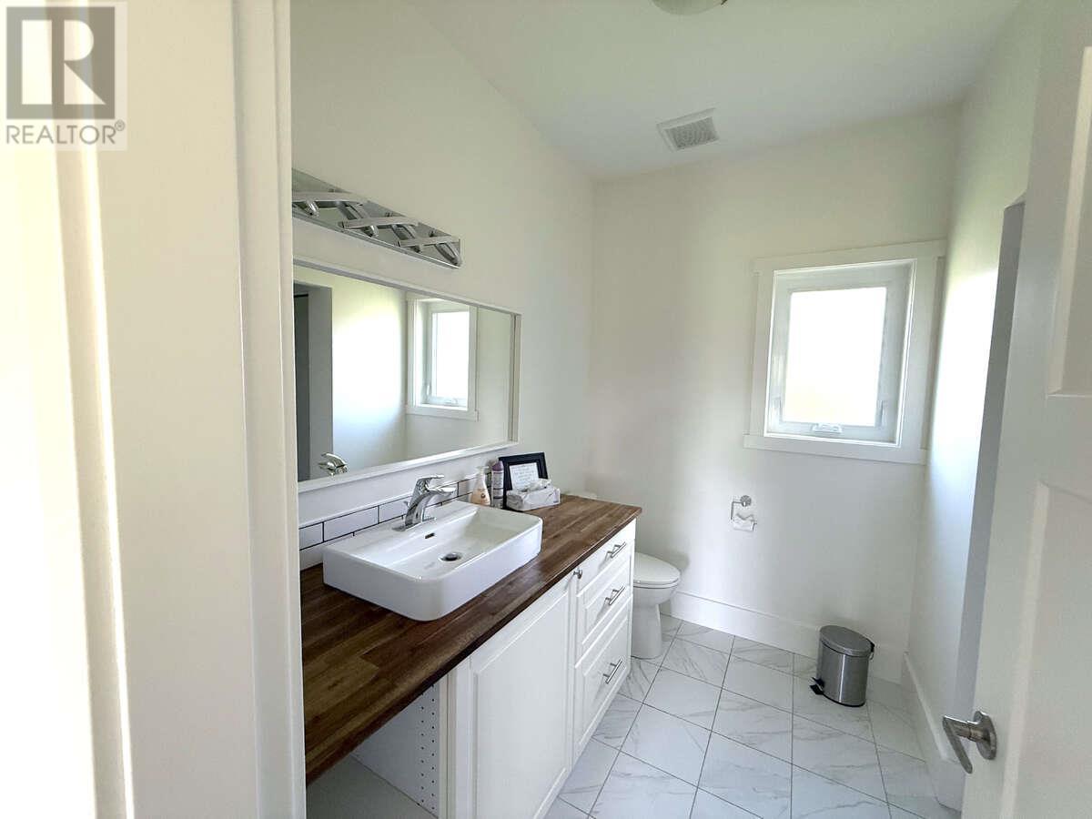 4760 Willow Avenue, Canal Flats, British Columbia  V0B 1B0 - Photo 10 - 10351052