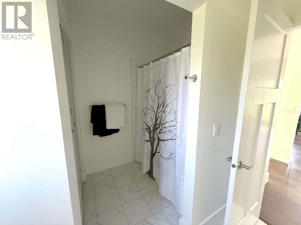 4760 Willow Avenue, Canal Flats, British Columbia  V0B 1B0 - Photo 11 - 10351052