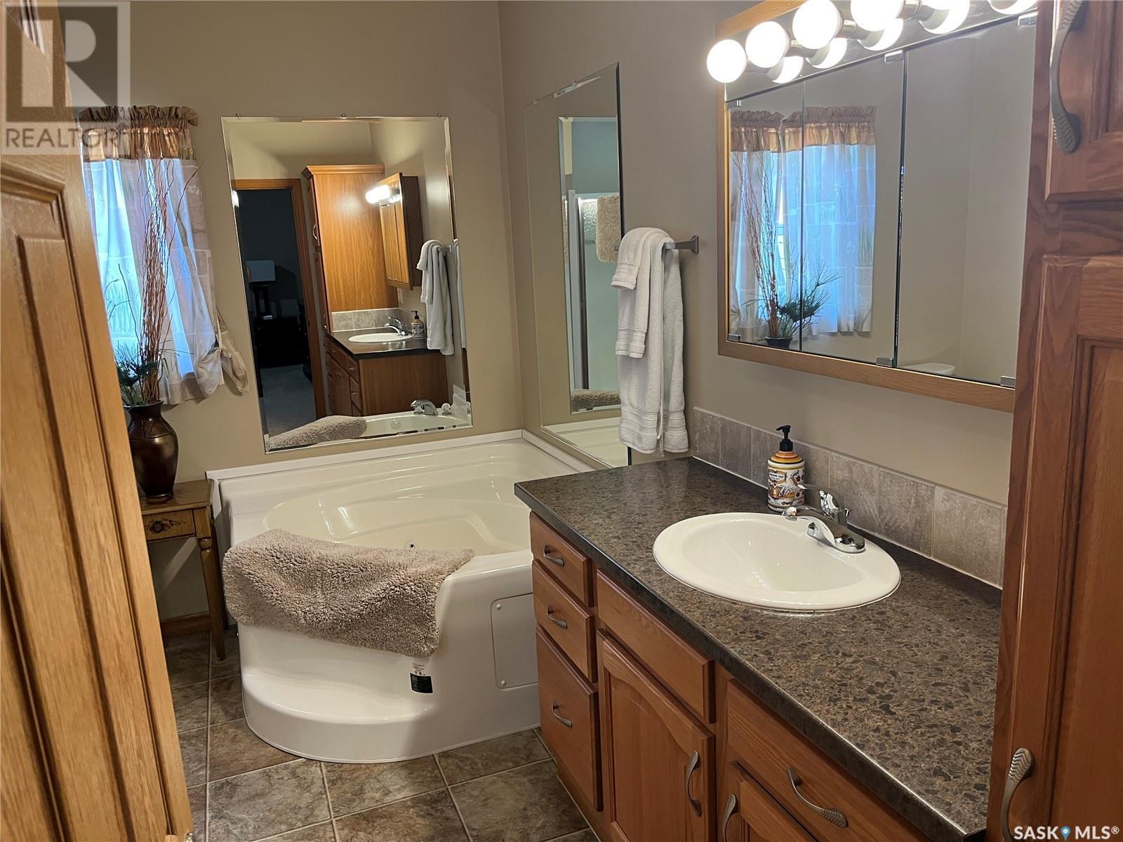 24 Hall Street, Halbrite, Saskatchewan  S0C 1H0 - Photo 27 - SK007335