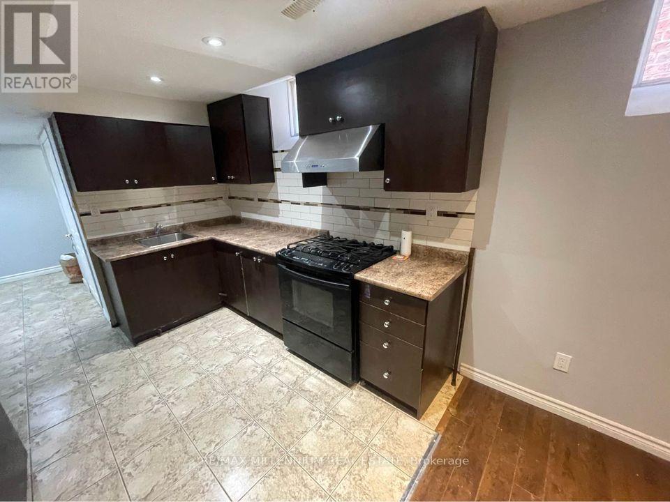 93 Humbershed Crescent, Caledon (Bolton West), Ontario  L7E 2X4 - Photo 3 - W12199664