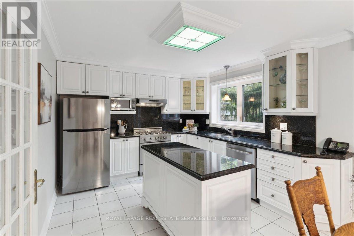 116 Clement Road, Toronto (Willowridge-Martingrove-Richview), Ontario  M9R 1Z2 - Photo 12 - W12199693