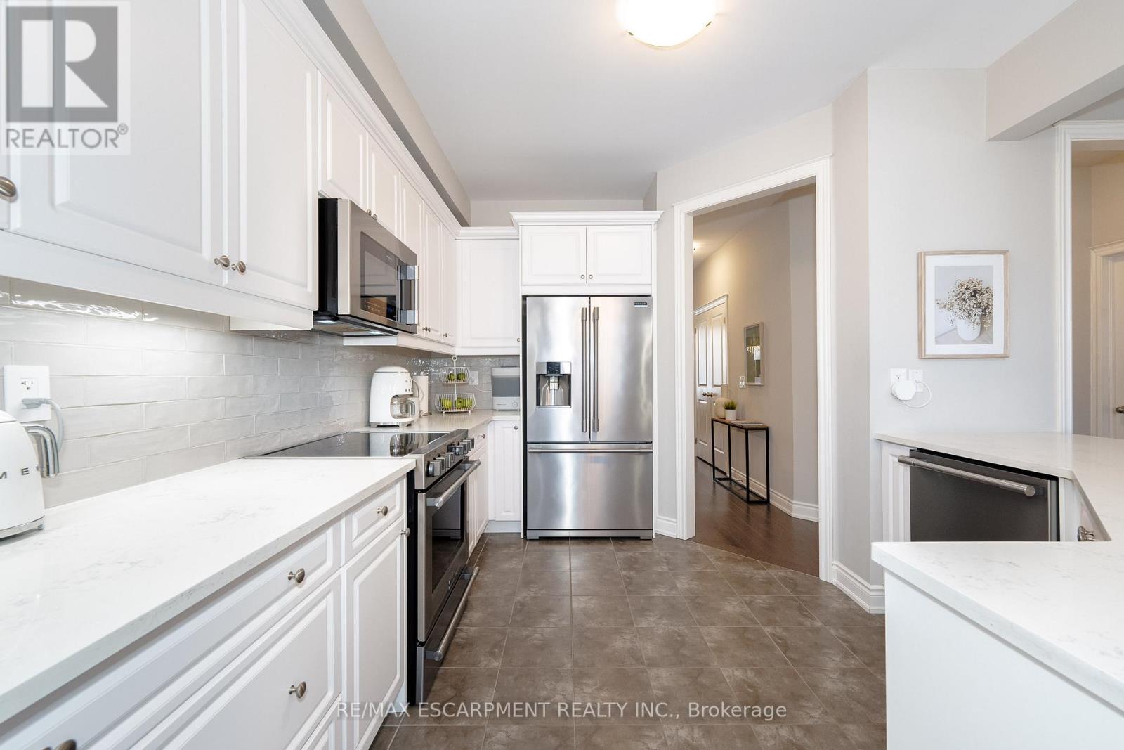 549 Terrace Way, Oakville, Ontario  L6M 1N6 - Photo 8 - W12199743