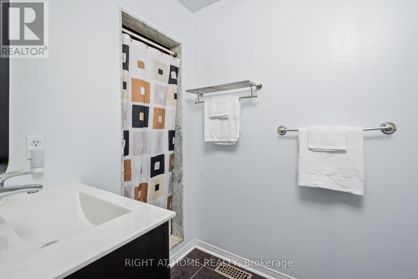 3960 Honey Locust Trail, Mississauga, Ontario  L5N 7A5 - Photo 23 - W12199751