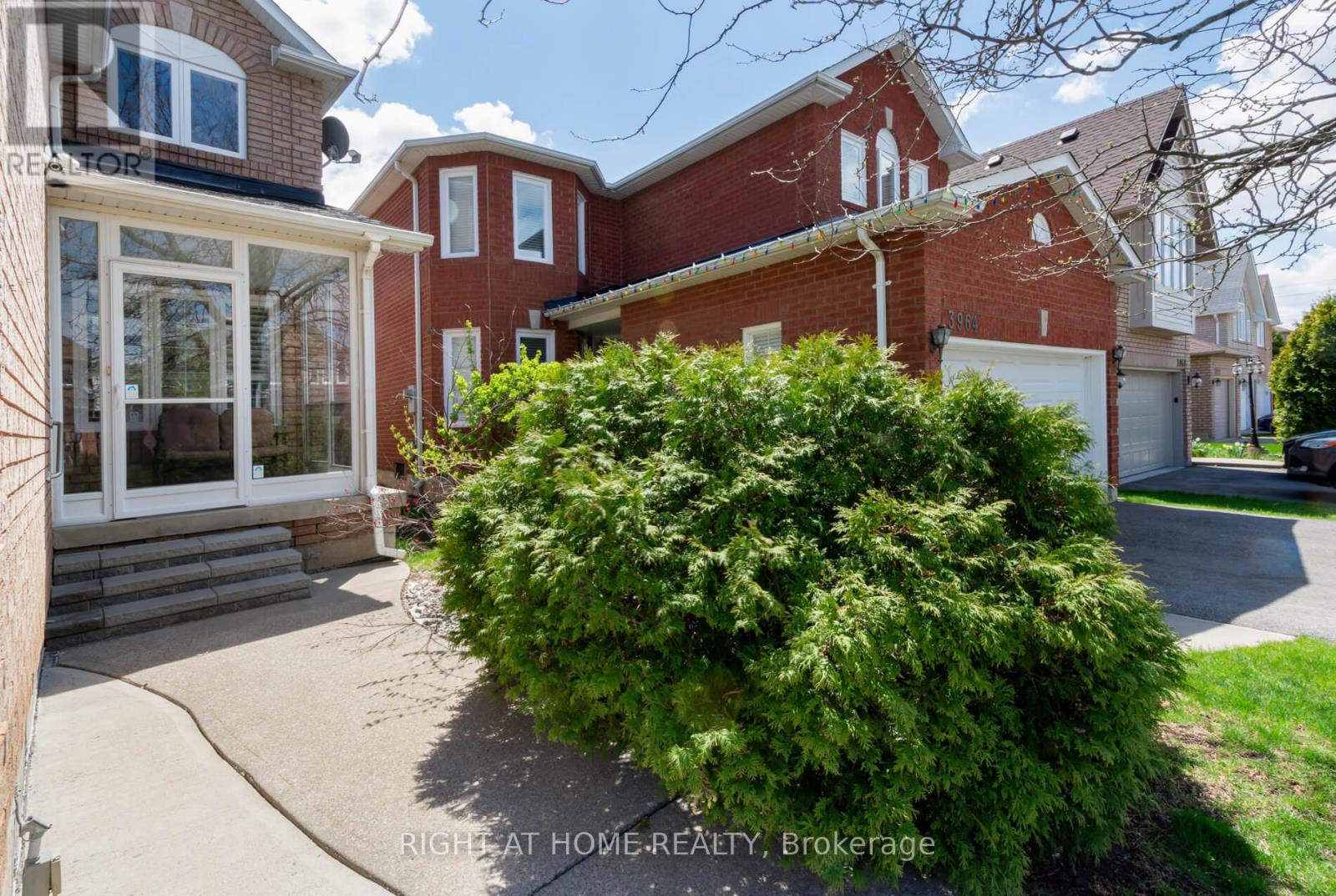 3960 Honey Locust Trail, Mississauga (Lisgar), Ontario  L5N 7A5 - Photo 3 - W12199751