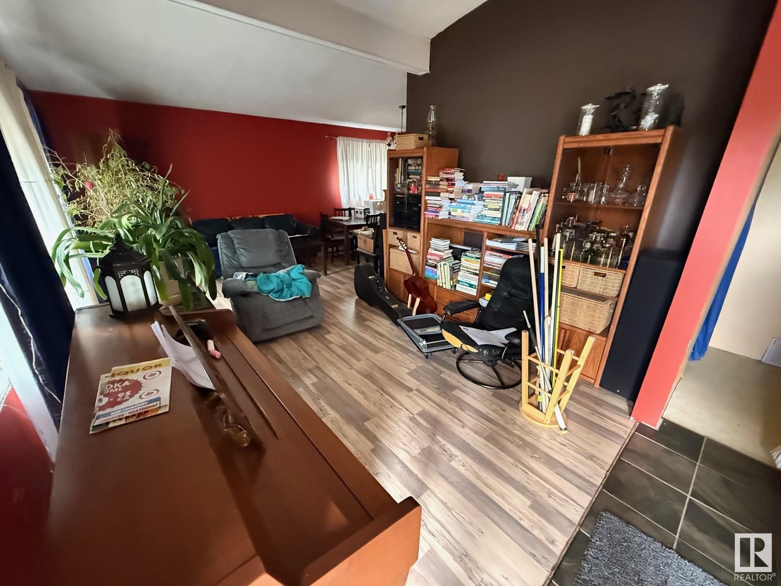 Property at 10807 31 ST NW image 3