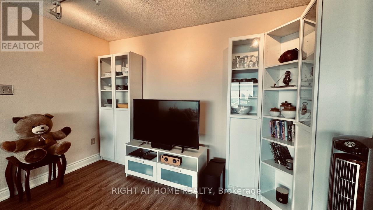 1805 - 700 Constellation Drive, Mississauga (Hurontario), Ontario  L5R 3G8 - Photo 7 - W12199822