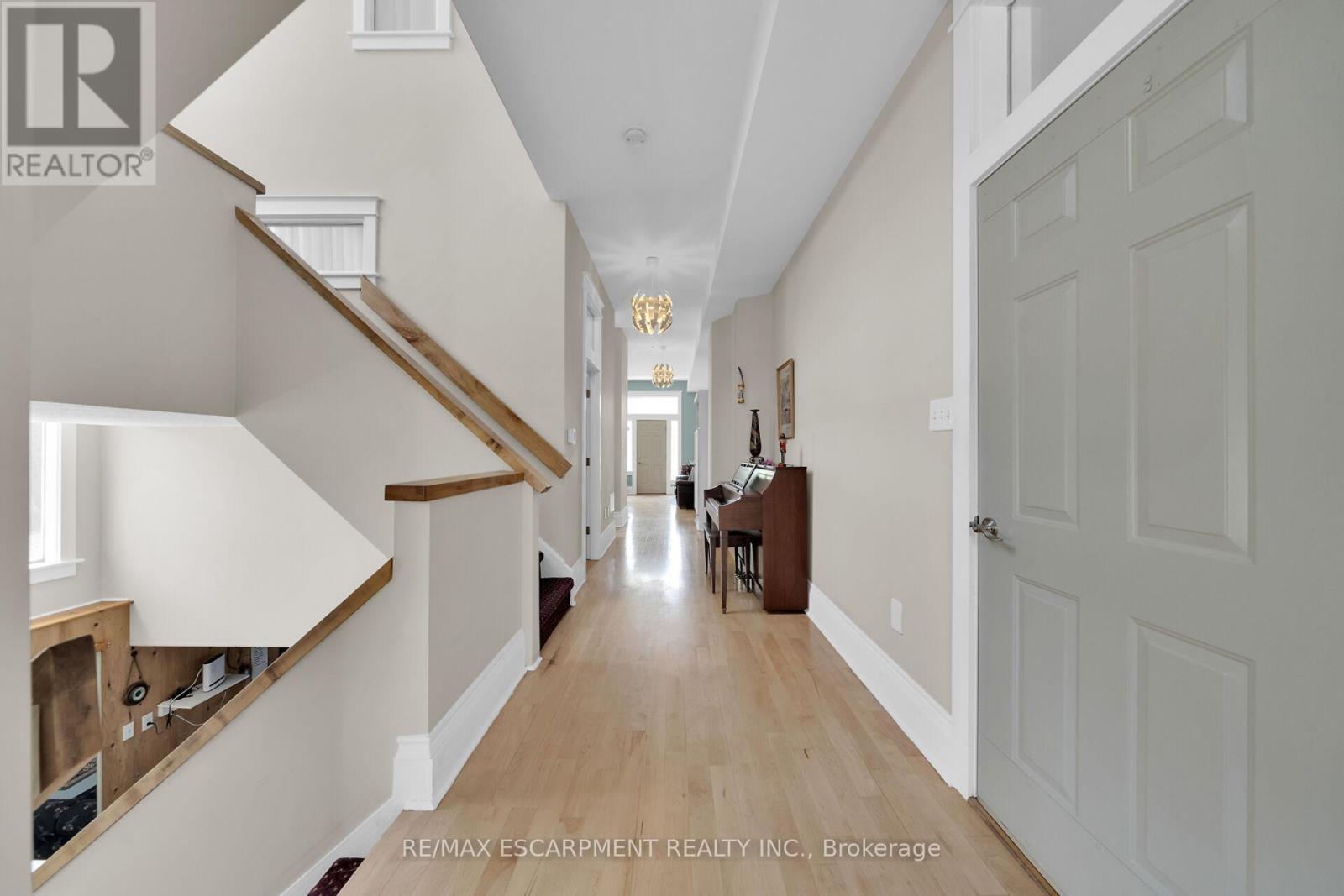 550 Beach Boulevard, Hamilton, Ontario  L8H 6X3 - Photo 6 - X12199619