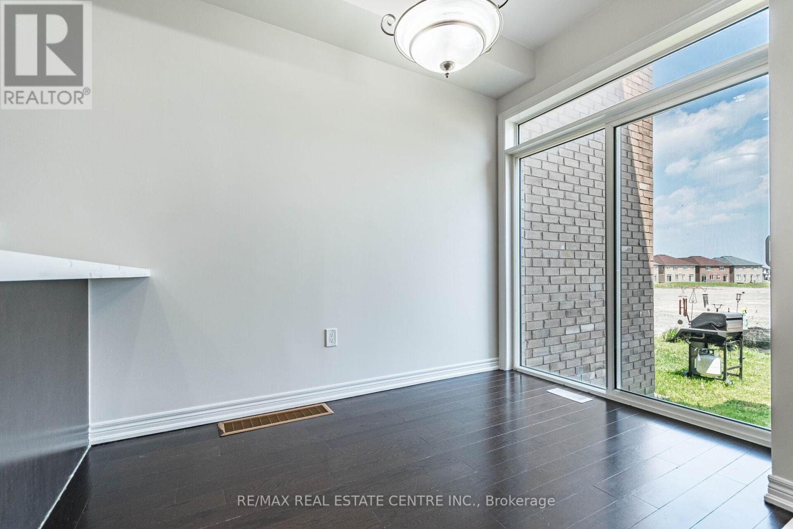 31 Bayonne Drive, Hamilton (Stoney Creek), Ontario  L8J 0L2 - Photo 7 - X12199824