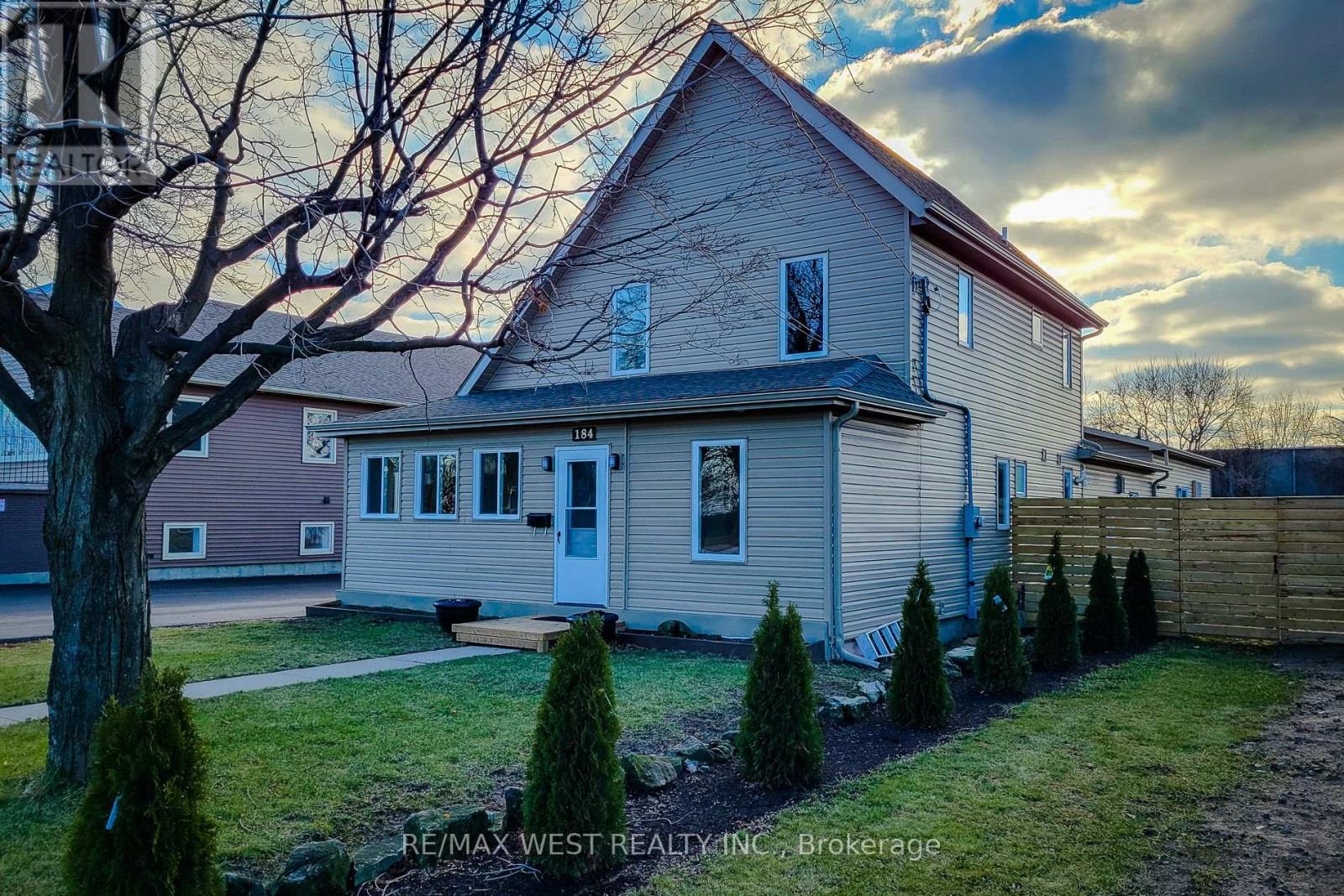 184 Beach Boulevard, Hamilton (Hamilton Beach), Ontario  L8H 6V9 - Photo 4 - X12199653