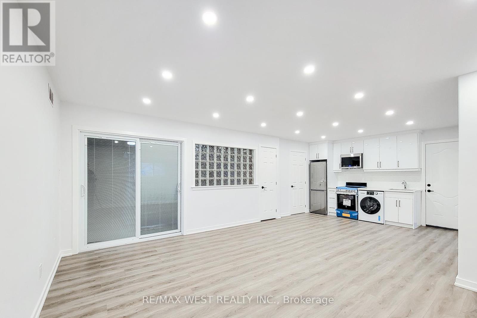 184 Beach Boulevard, Hamilton (Hamilton Beach), Ontario  L8H 6V9 - Photo 34 - X12199653