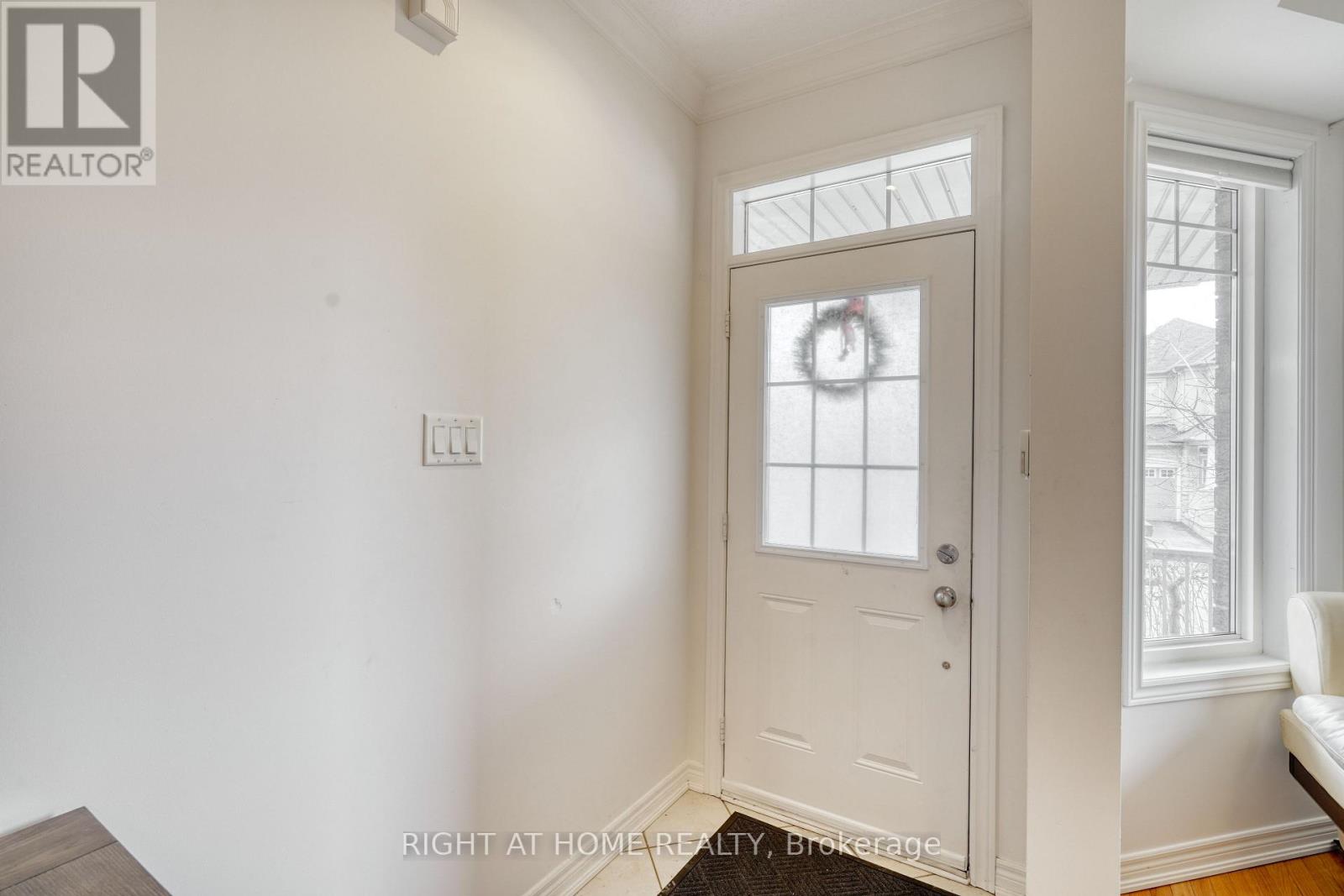 20 Seiffer Crescent, Richmond Hill, Ontario  L4E 0J1 - Photo 4 - N12121354