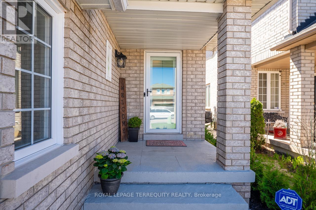 9 Kalmar Crescent, Richmond Hill, Ontario  L4E 3Z3 - Photo 3 - N12199919