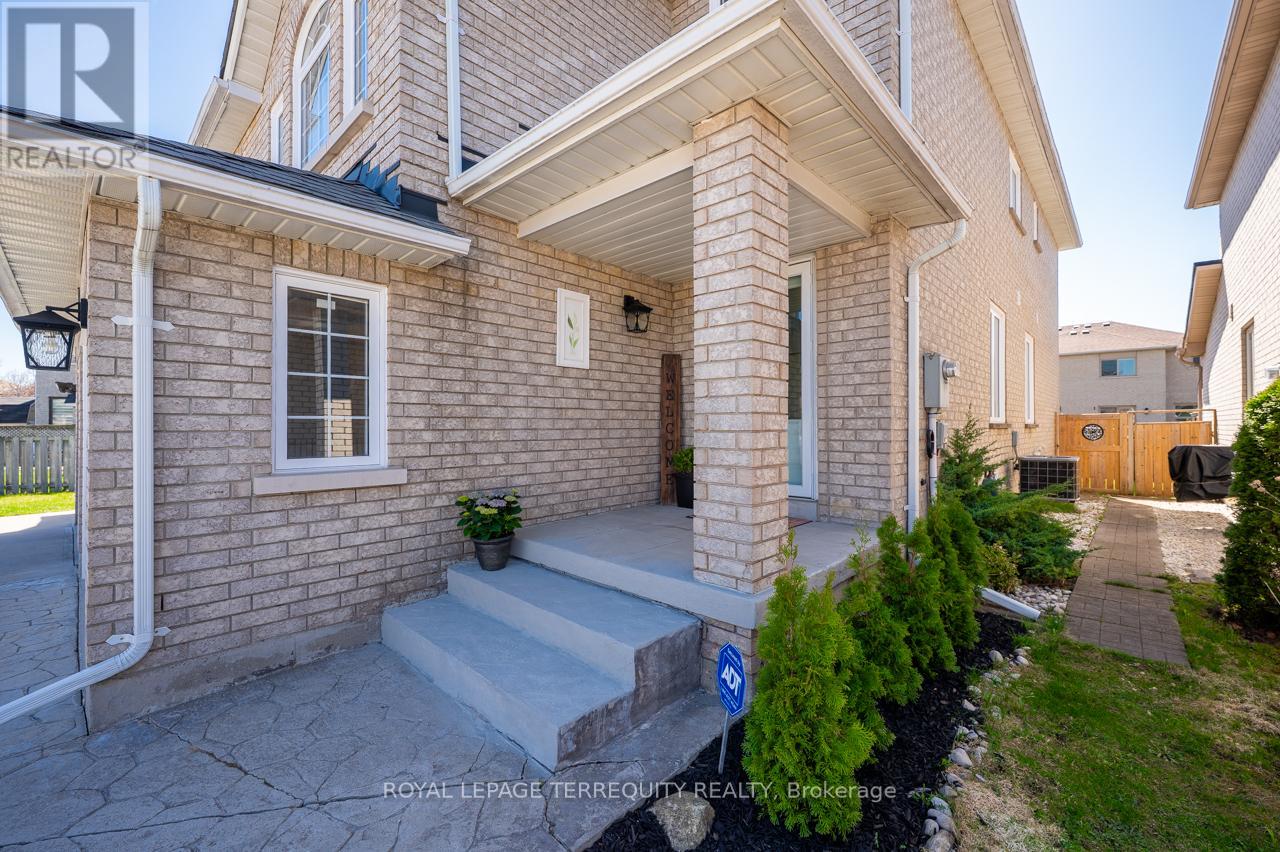 9 Kalmar Crescent, Richmond Hill, Ontario  L4E 3Z3 - Photo 4 - N12199919