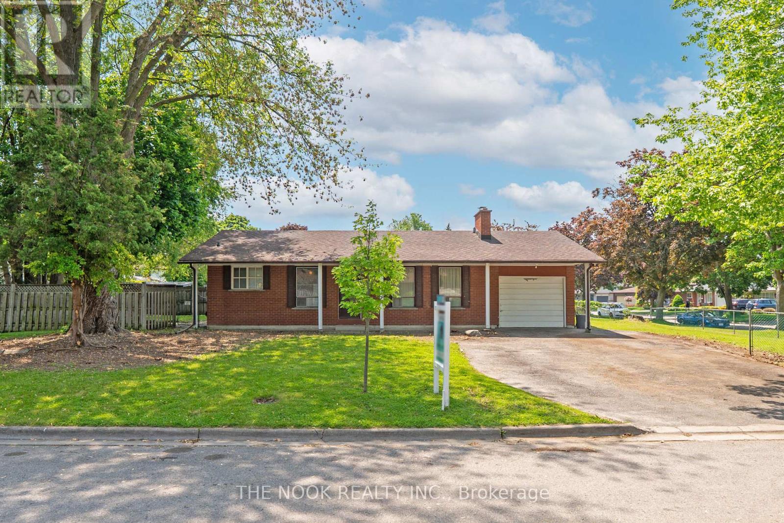 955 Hawthorne Court, Oshawa, Ontario  L1H 2H4 - Photo 1 - E12200024