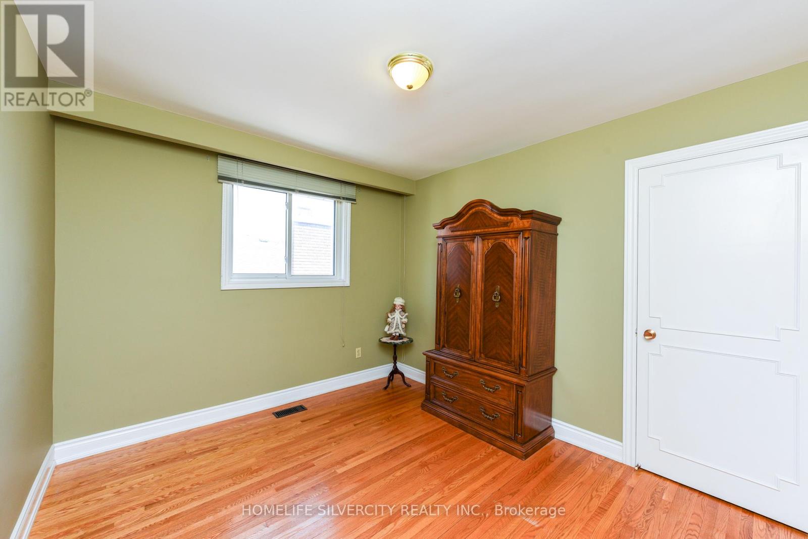 7506 Middleshire Road, Mississauga (Malton), Ontario  L4T 3S2 - Photo 19 - W12199843