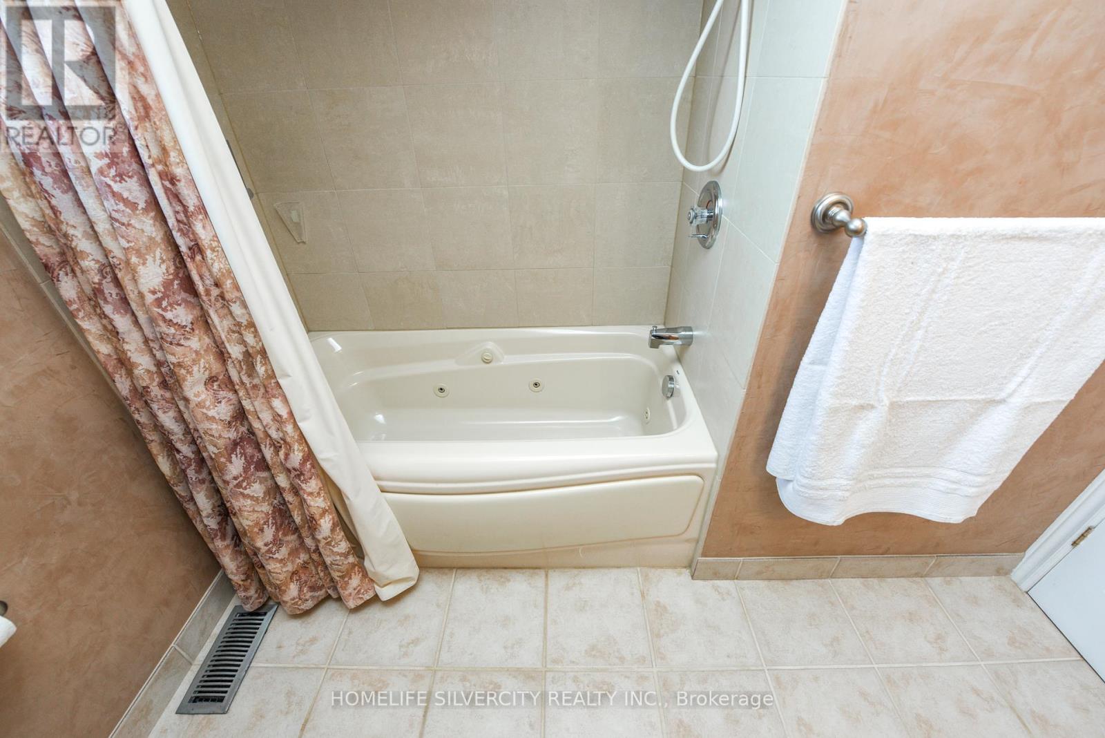 7506 Middleshire Road, Mississauga (Malton), Ontario  L4T 3S2 - Photo 30 - W12199843