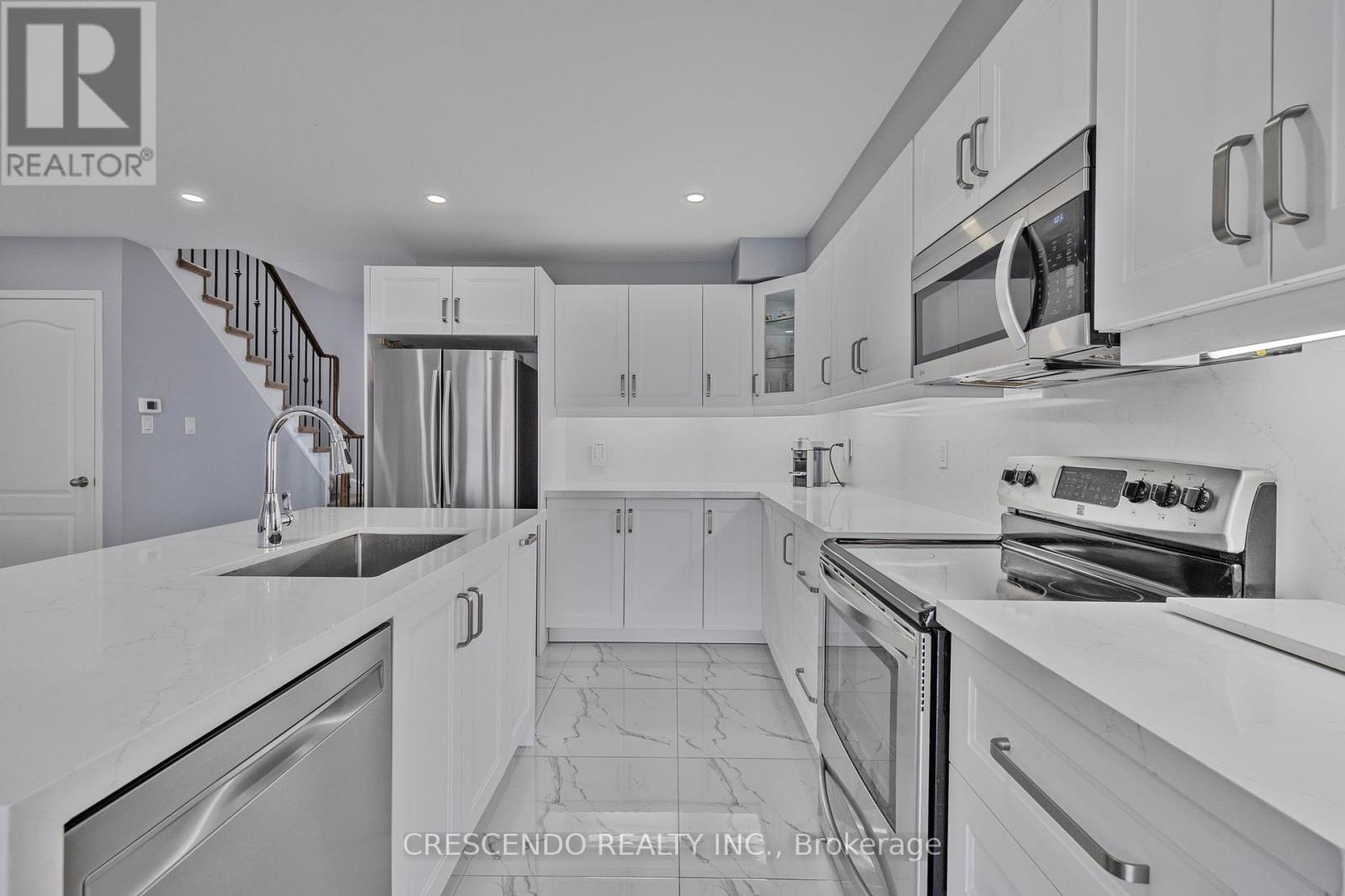 42 Napoleon Crescent, Brampton, Ontario  L6P 3K5 - Photo 10 - W12199907