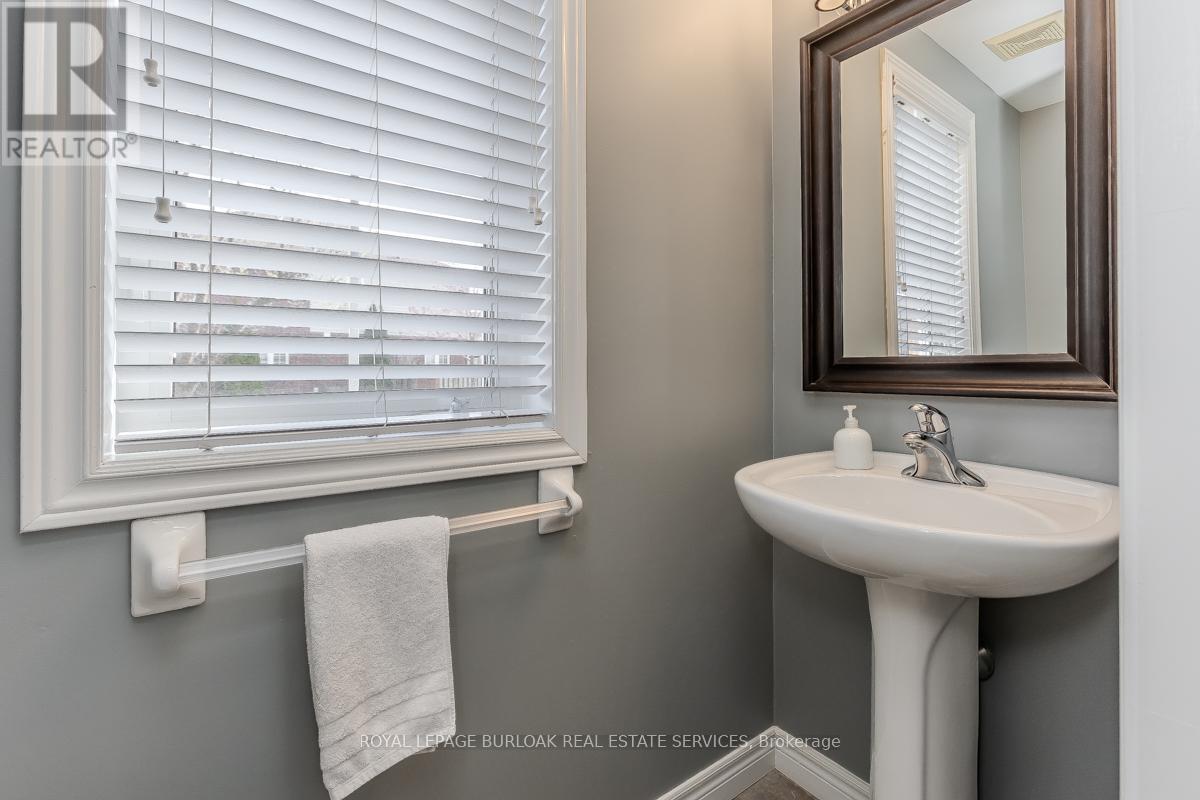 2382 Emerson Drive, Burlington, Ontario  L7L 7G6 - Photo 17 - W12199915