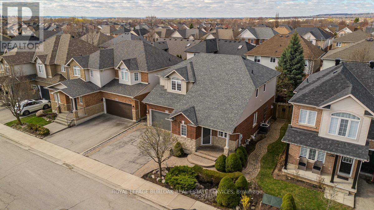 2382 Emerson Drive, Burlington, Ontario  L7L 7G6 - Photo 3 - W12199915